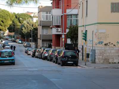 Poi l�ex fiume viene letteralmente mangiato dall�asfalto. Tuttavia l�intero antico percorso � facilmente ricostruibile: i numerosi avvallamenti che caratterizzano alcune strade cittadine sono infatti i giusti indizi per individuare le zone in cui scorreva. � il caso ad esempio di Poggiofranco �bassa�, dove tra via Papa Pio XII e via Pansini ci sono tanti tratti di asfalto che salgono e scendono...